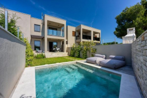 MOLAJ, Holiday House